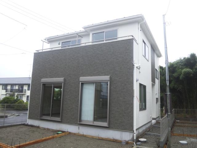 Local appearance photo. 3 Building appearance. Parking space two loose, Yang hit since it has opened the south side is good.