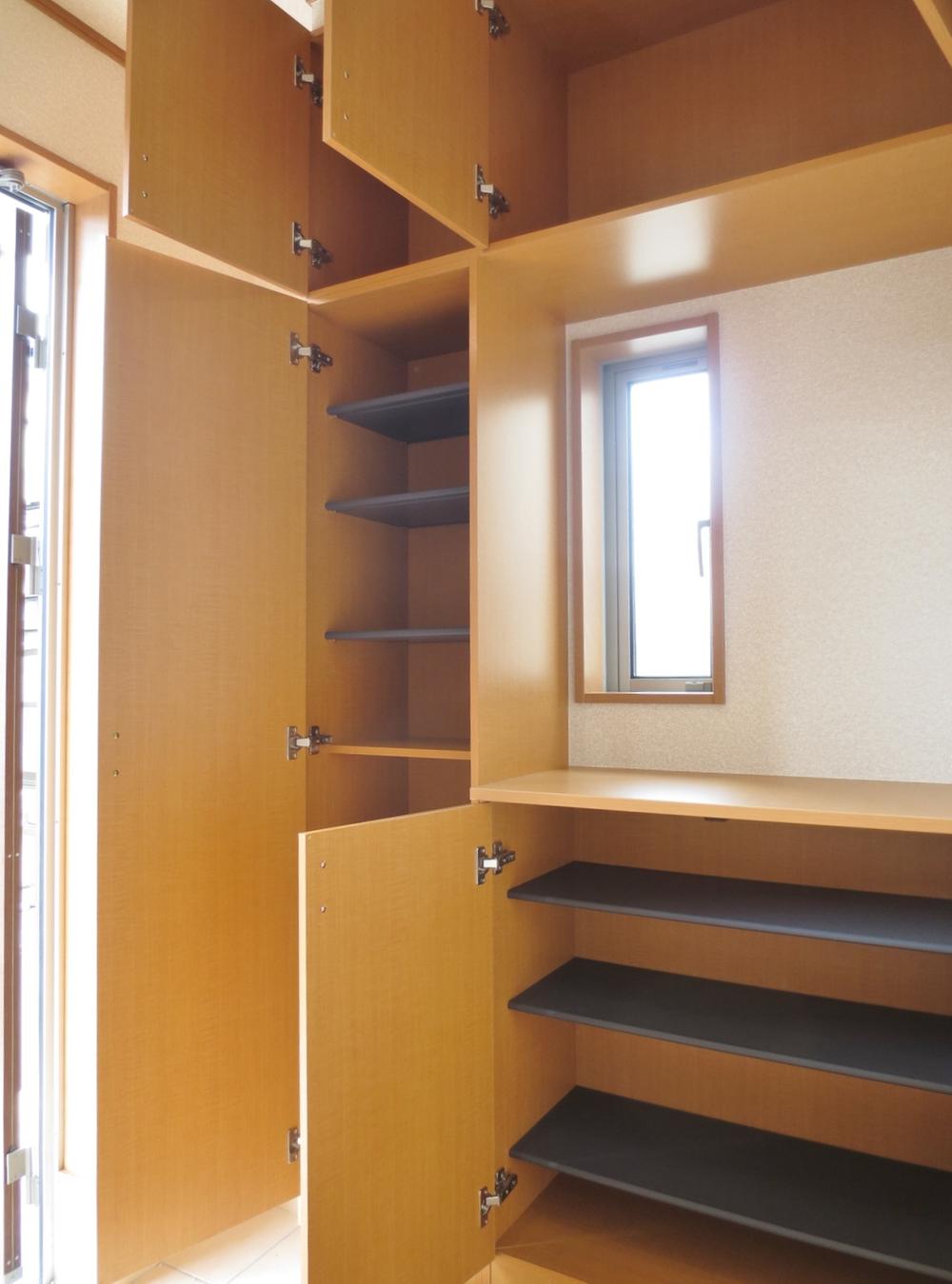 Receipt. Shoe box with a storage capacity