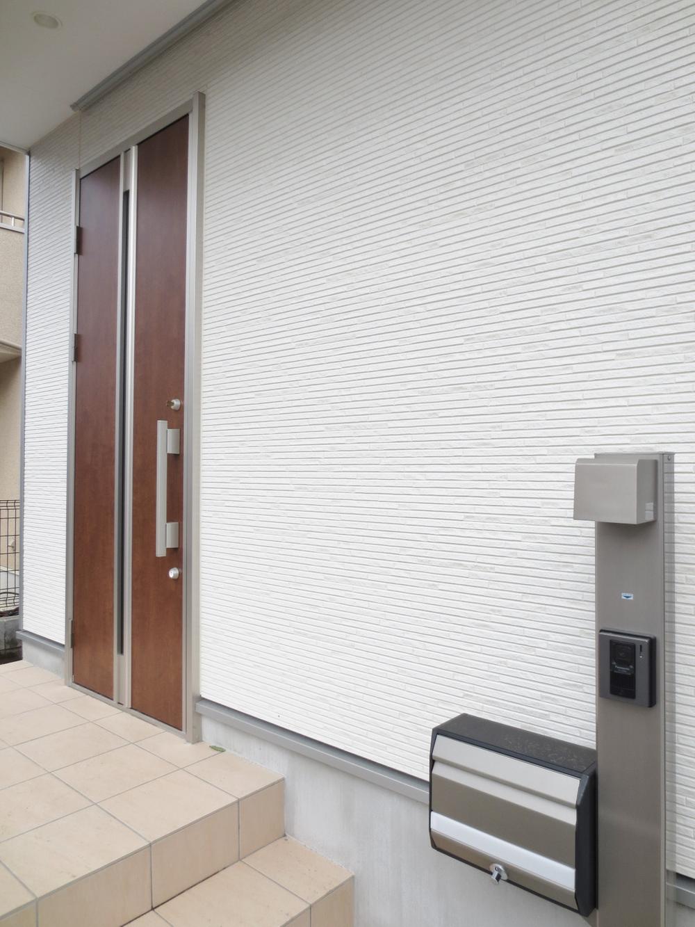 Entrance. Picking measures door + TV monitor with intercom!