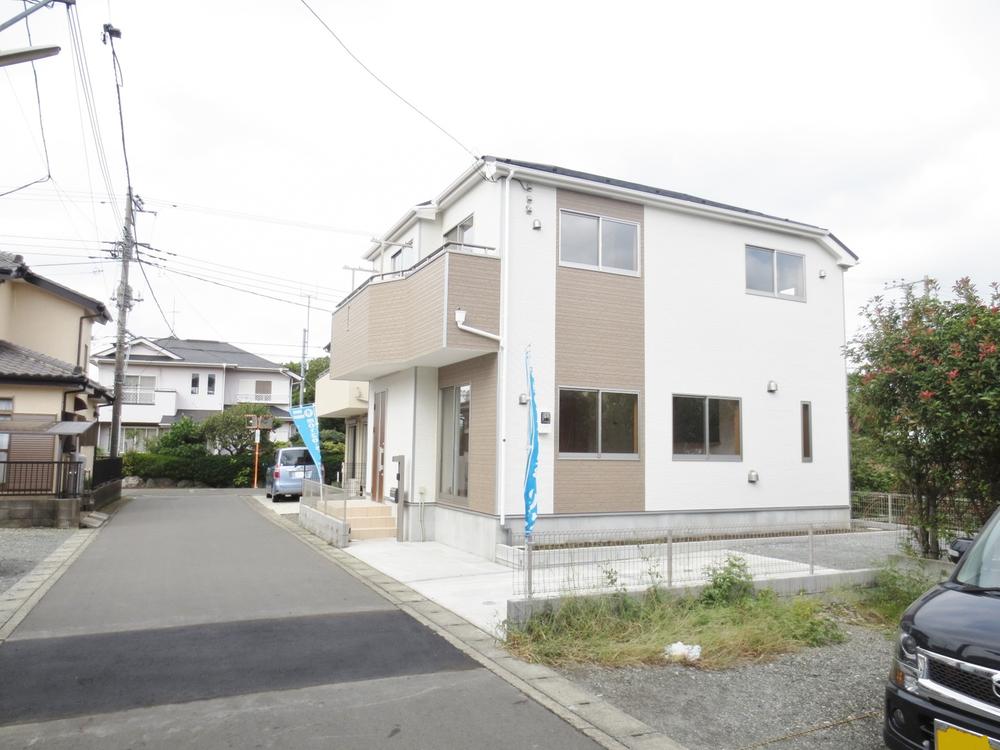 Local photos, including front road. Site 35 square meters of shaping land! !