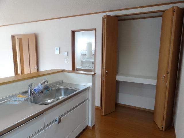 Kitchen. Indoor (10 May 2013) Shooting Storage of large type. Miscellaneous tend to be located to the nearby kitchen is happy heart Tsukai.