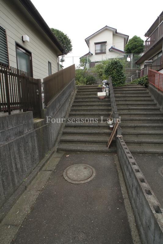 Local photos, including front road. Local (September 2012) shooting