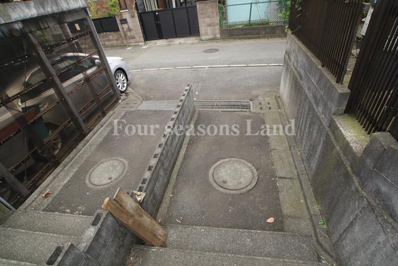 Local photos, including front road. Local (September 2012) shooting