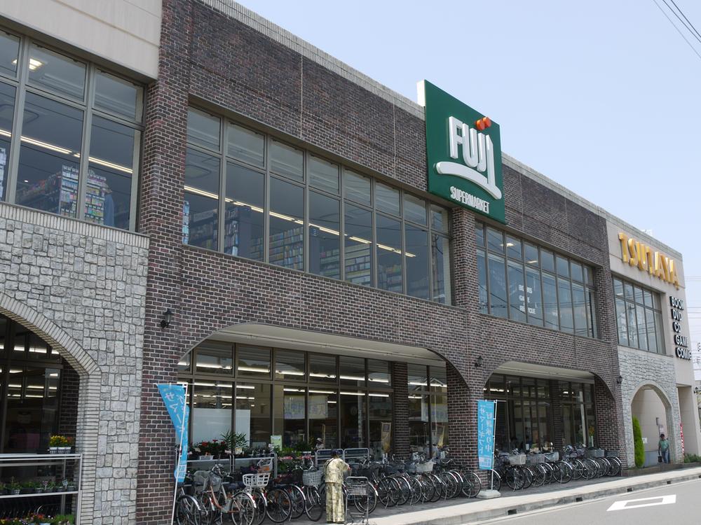 Supermarket. Fuji to Samukawa shop 1273m