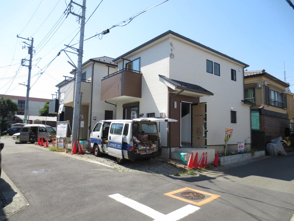 Local photos, including front road. Overall