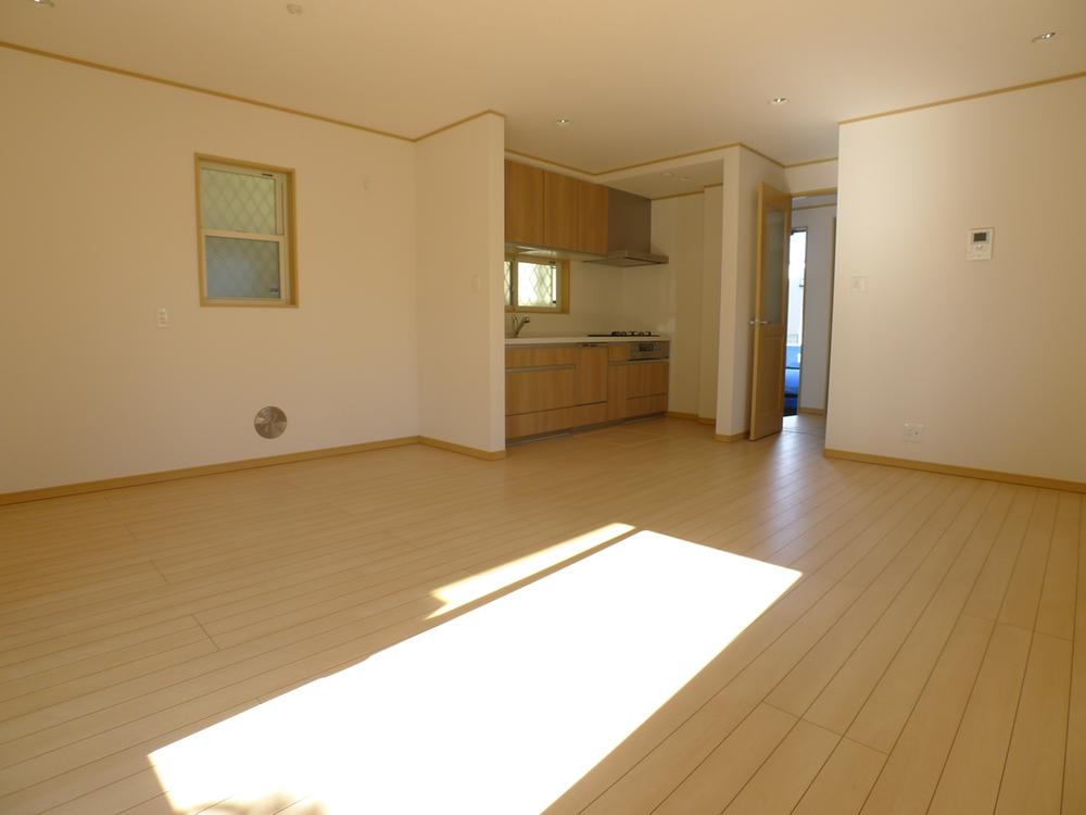 Same specifications photos (living). Same specifications photos (introspection) Living