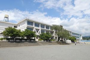 Primary school. Minamiashigara until elementary school 930m City Minamiashigara elementary and junior high school City Minamiashigara, Both about 930m, A 12-minute walk will stood face-to-face.