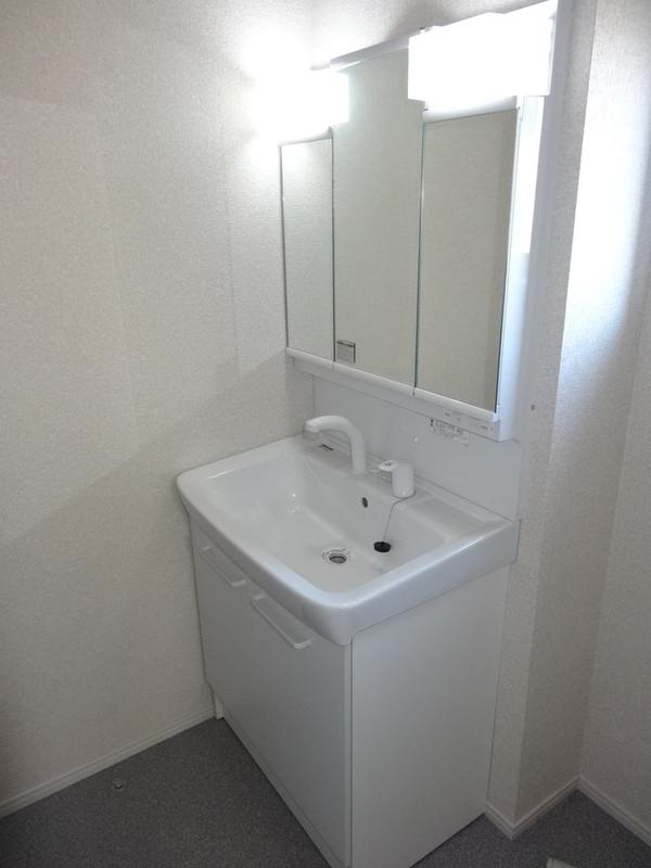 Wash basin, toilet. Example of construction