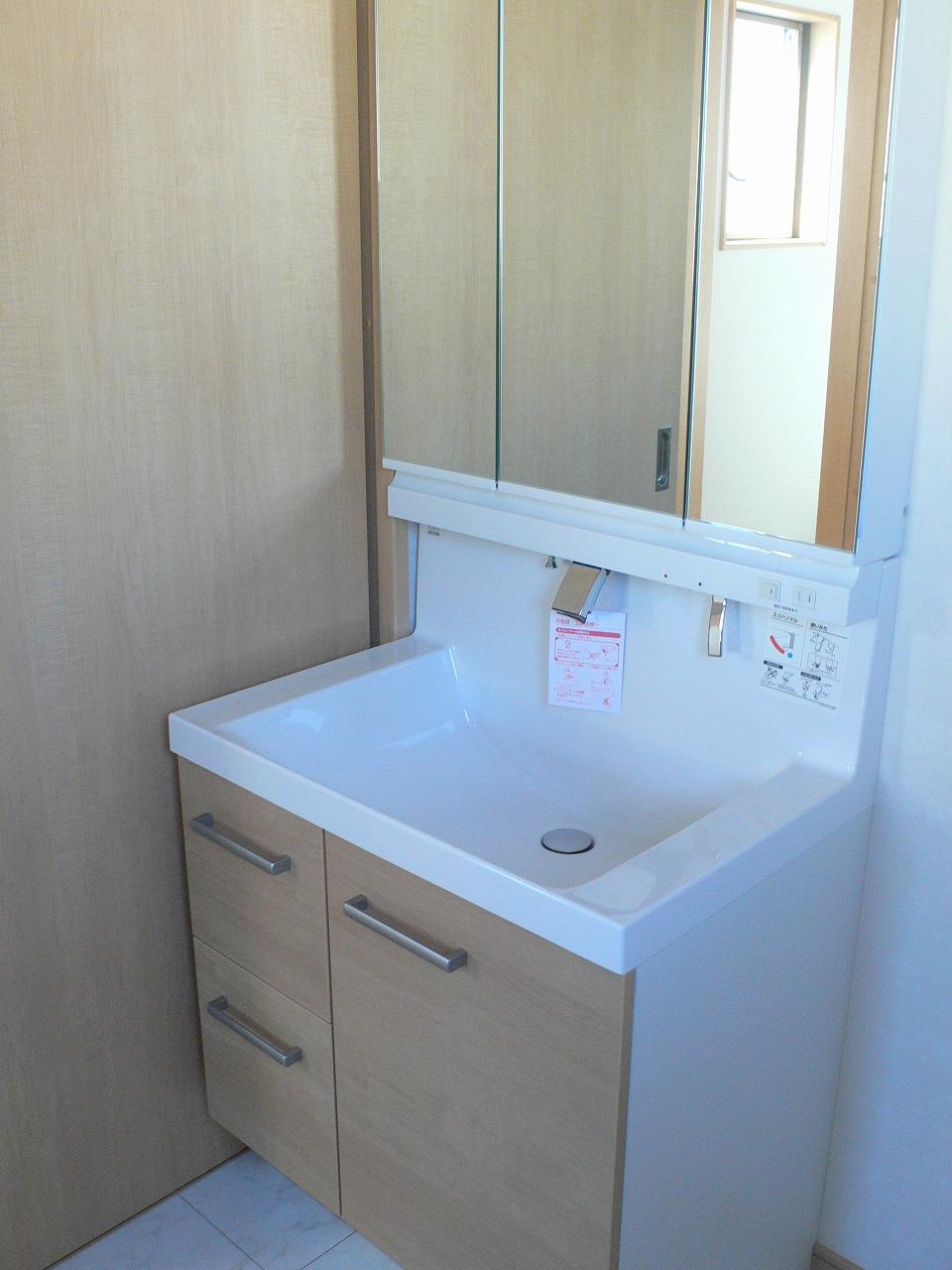 Wash basin, toilet. Wide-type