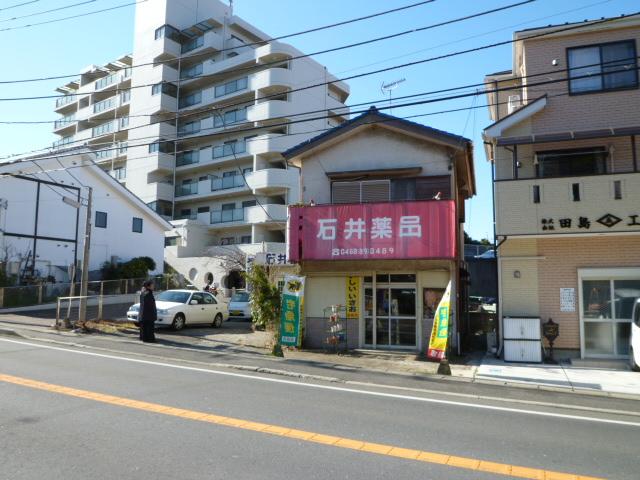 Local photos, including front road. Front road about 12m