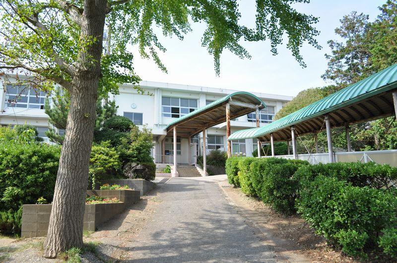 Junior high school. 1471m until Miura City choseong junior high school