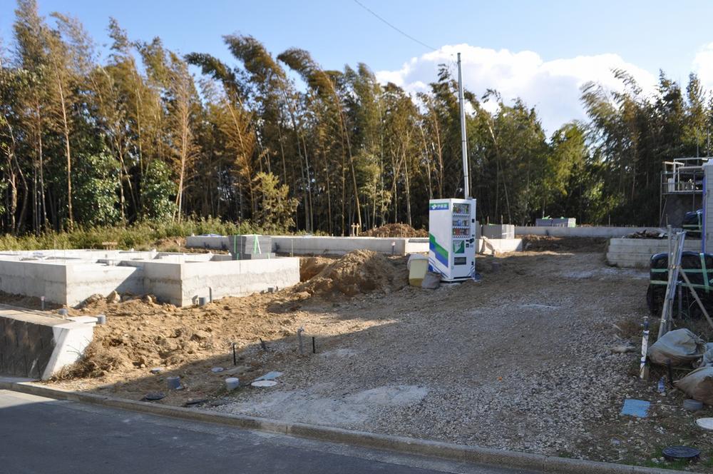 Local photos, including front road. A quiet residential area near the traffic volume is less