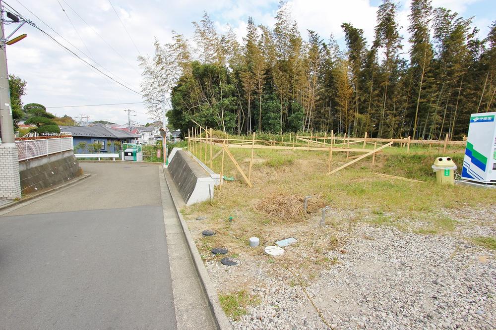 Local photos, including front road. Local (10 May 2013) Shooting