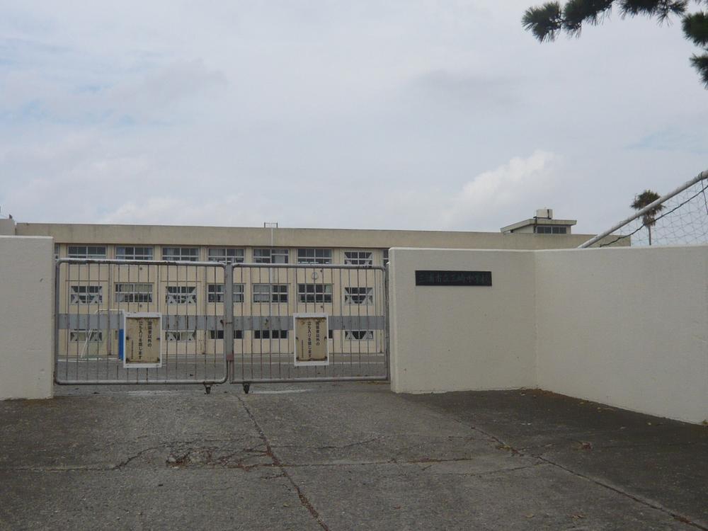 Junior high school. Misaki close to 2640m sea until junior high school, Environment is good.