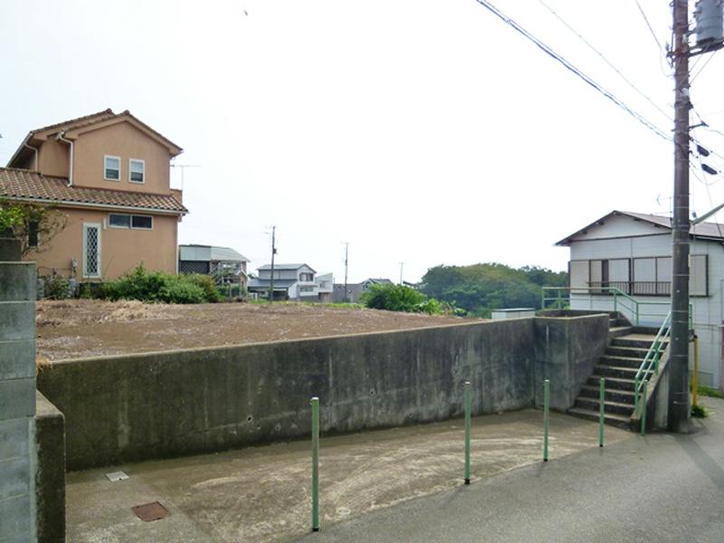 Local photos, including front road. Frontal road