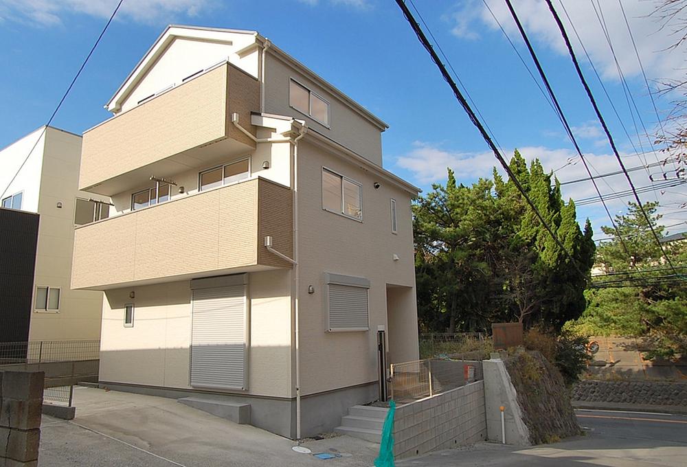 Local appearance photo. Location blessed with per yang. Appearance shine in vivid scenery of Hayama, Long time simple design to be loved.