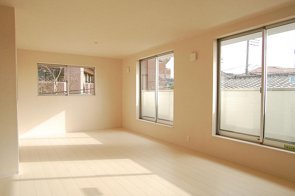 Living. Soft light pours LDK 18 Pledge of leeway! Large windows me carrying the warm sunshine and soft breeze.