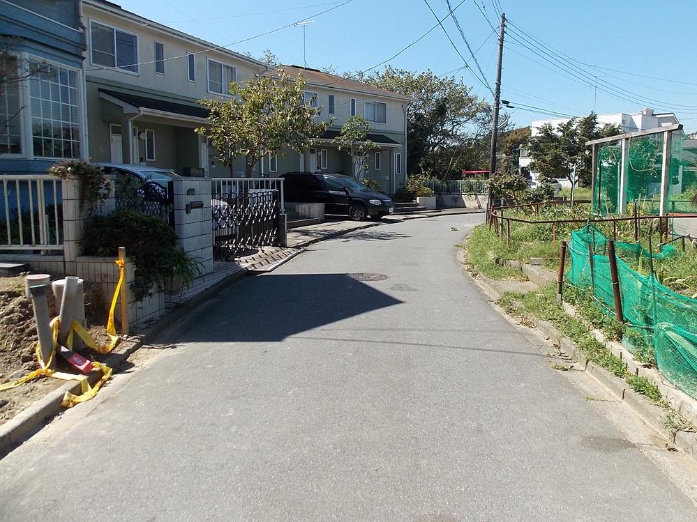 Local photos, including front road. The surroundings are calm and quiet subdivision. 