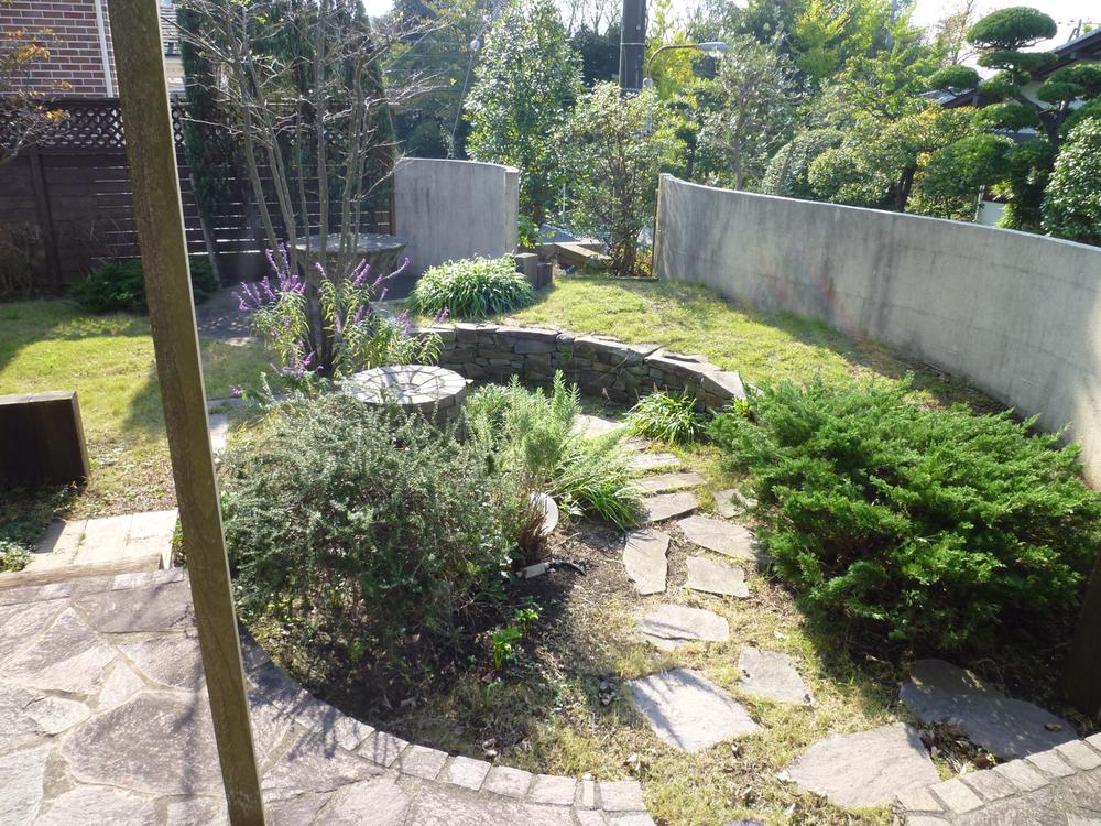 Local land photo. It is a garden that was produced by the designer. 