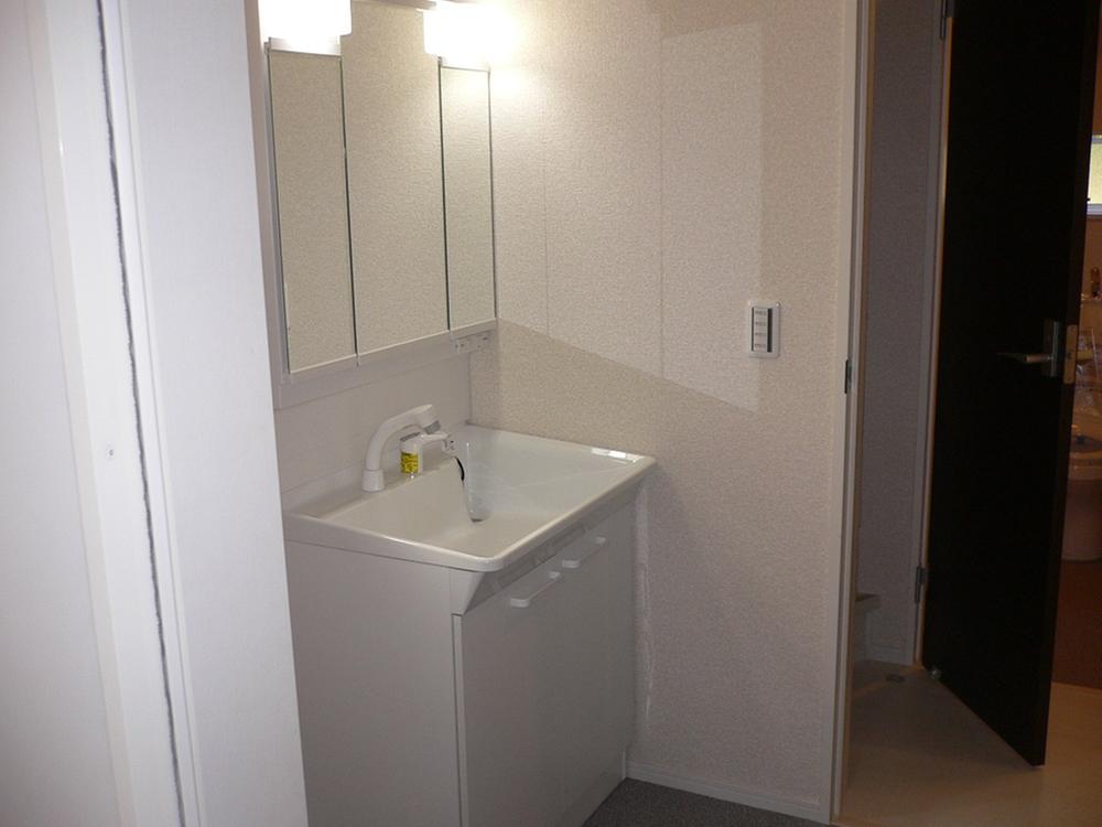 Wash basin, toilet. Indoor (10 May 2013) Shooting