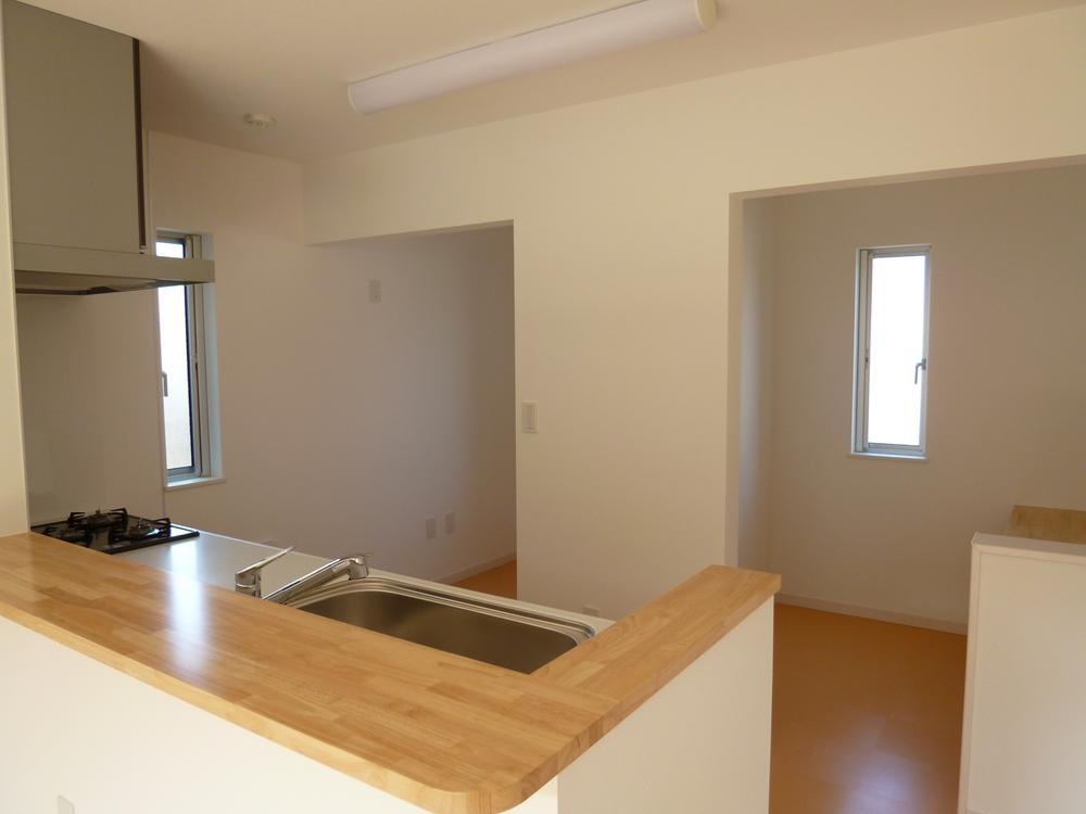 Kitchen. pantry ・ Bright kitchen with a pantry.