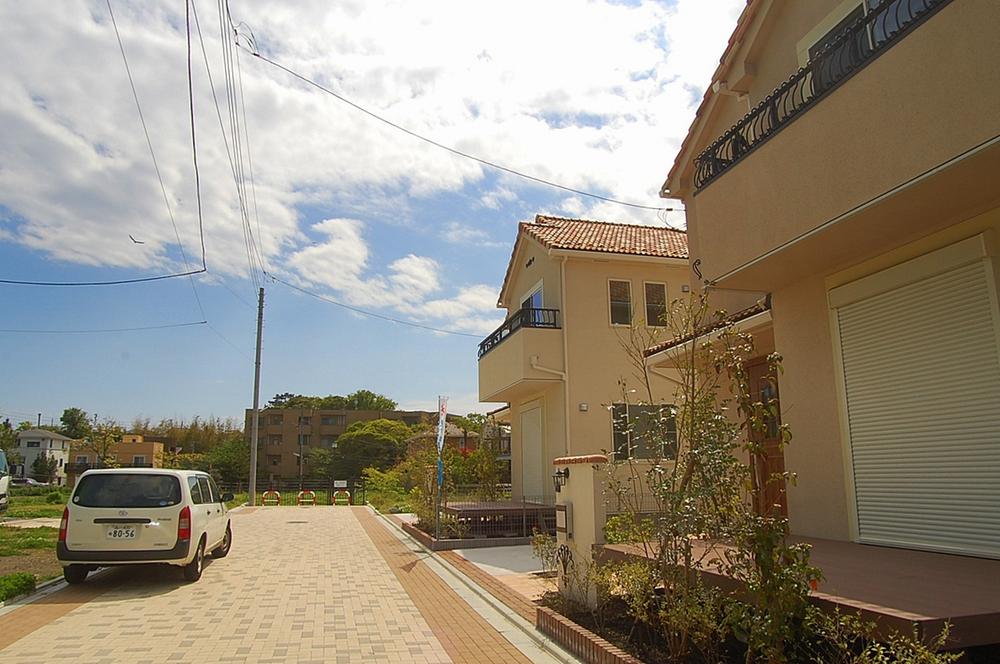 Local photos, including front road. Lush and peaceful streets