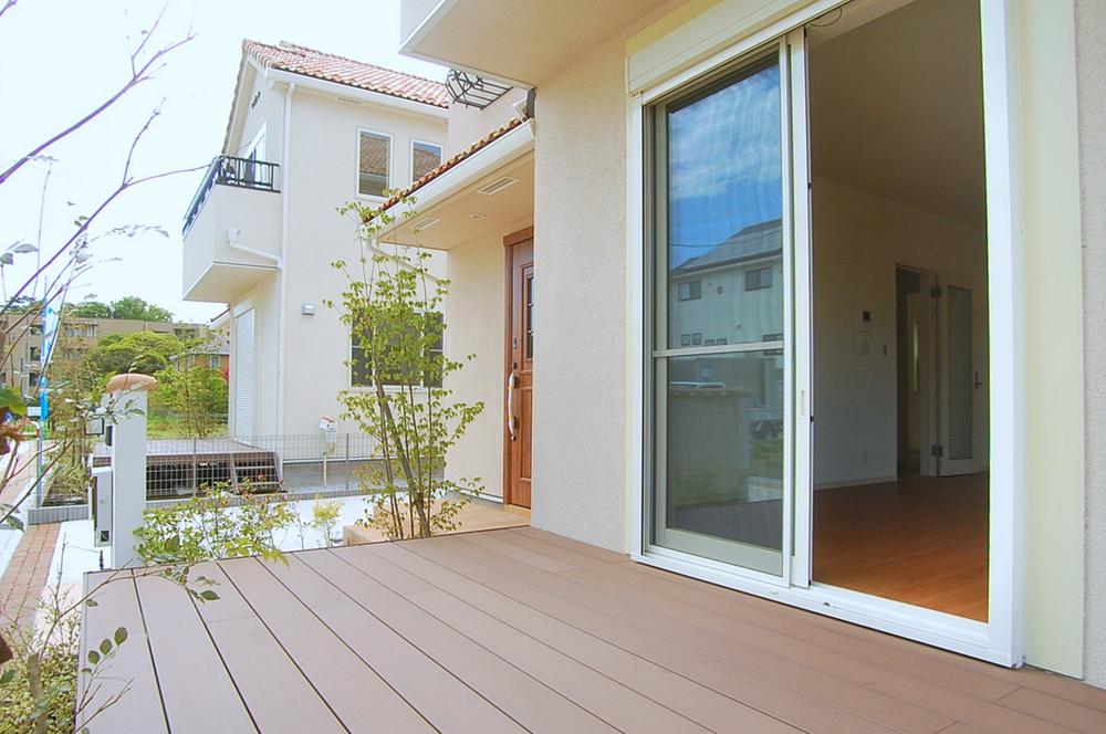 Local appearance photo. Good per yang wood deck