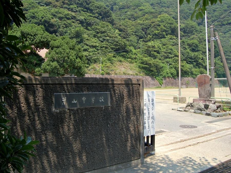 Junior high school. Hayama-machi stand Hayama until junior high school 1600m