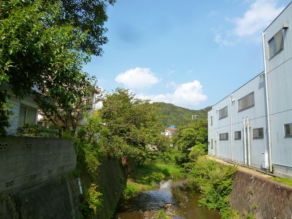 Other local. Morito River flows to the property behind. Rich green along the river is Yasuragu heart that will inform the changing of the seasons.