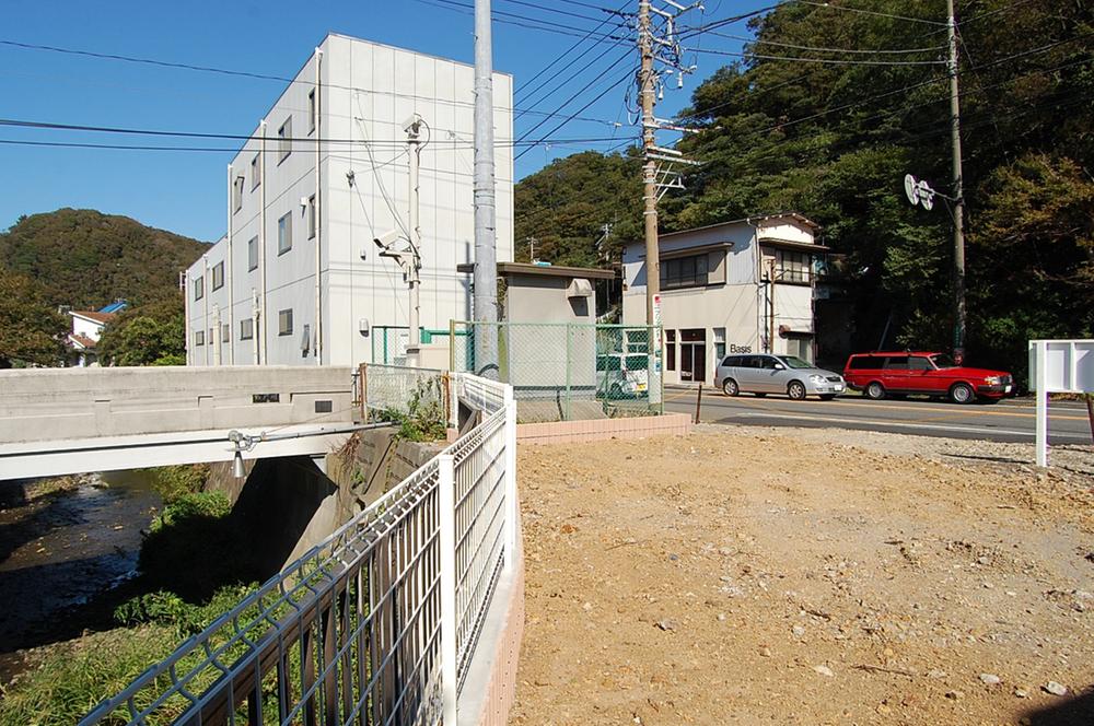 Local land photo. Yang hit per corner lot ・ Sense of openness is good! Carefree environment surrounded by greenery.