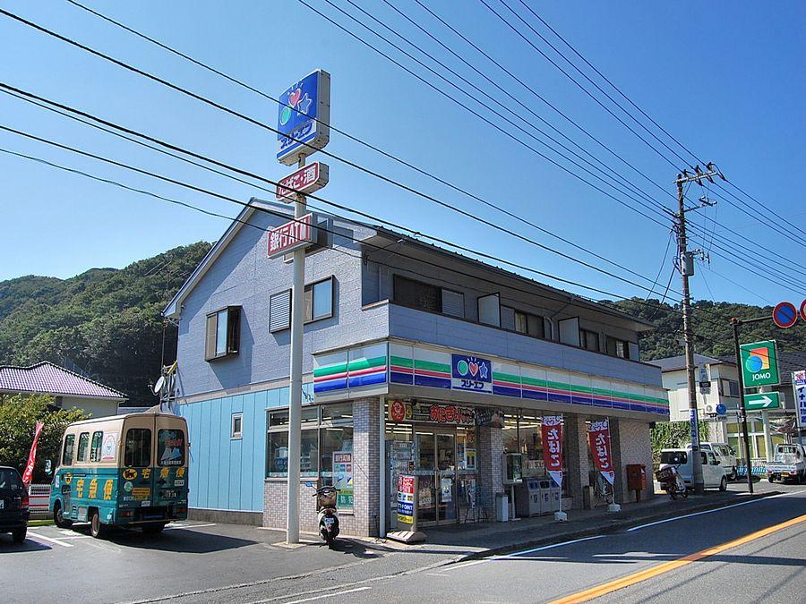 Convenience store. Three F Hayama 300m to Nagara shop