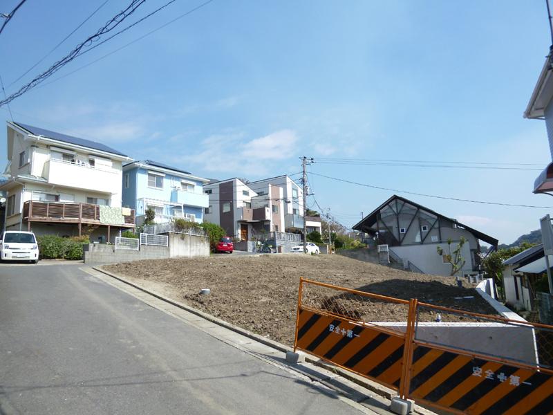 Local photos, including front road. Frontal road