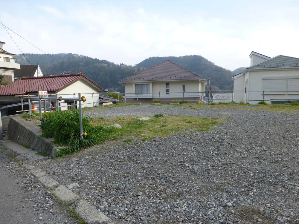 Local photos, including front road. There is no building conditions. 