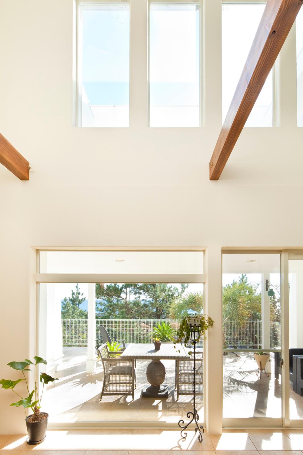 Building plan example (introspection photo). Our construction cases Atrium of living that incorporates the bright sunshine