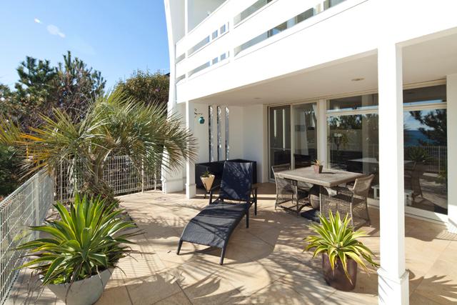 Building plan example (exterior photos). Terrace second floor of the balcony has been devised so as to block the strong sunlight