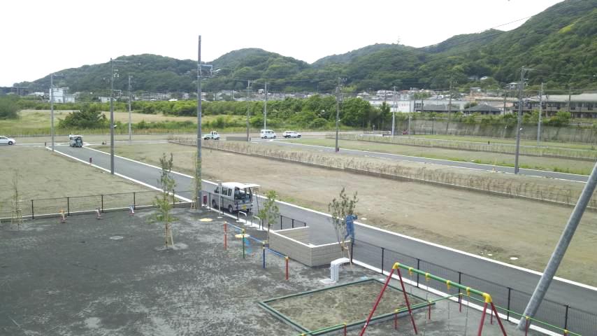 Local photos, including front road. Whole surface road is also widely orderly lined compartment. Local (June 2012) shooting