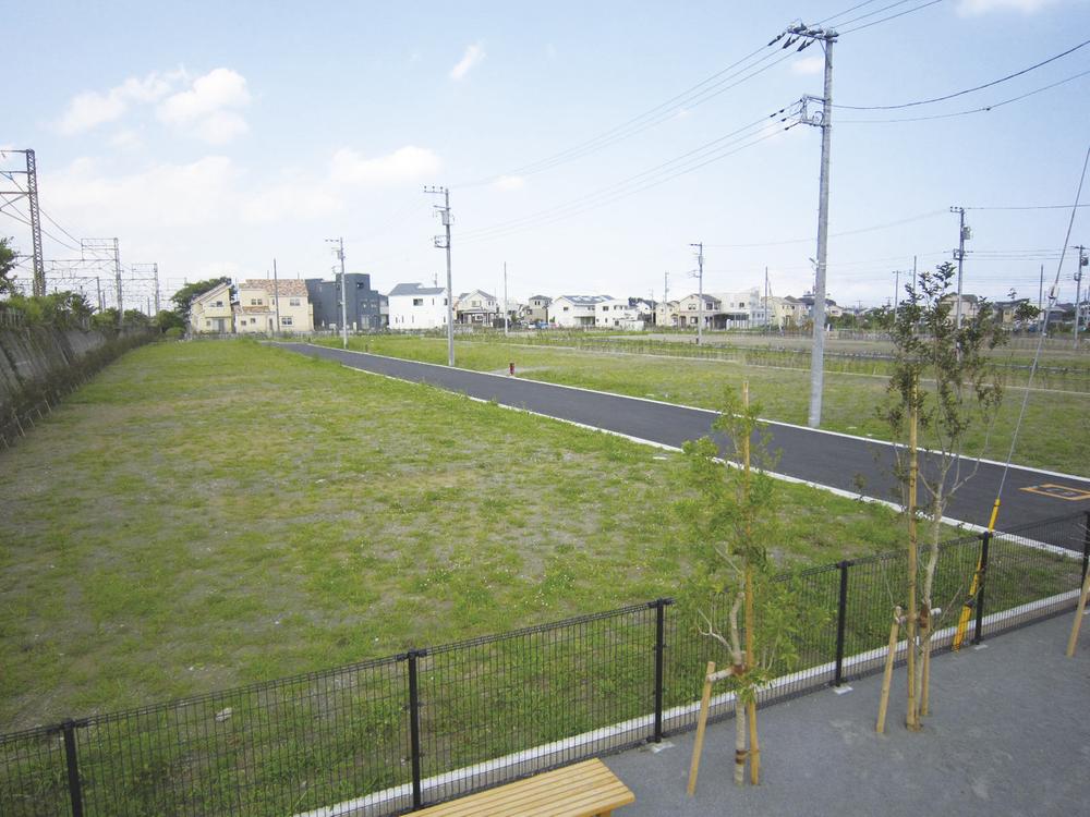 Local photos, including front road. Local (June 2012) shooting