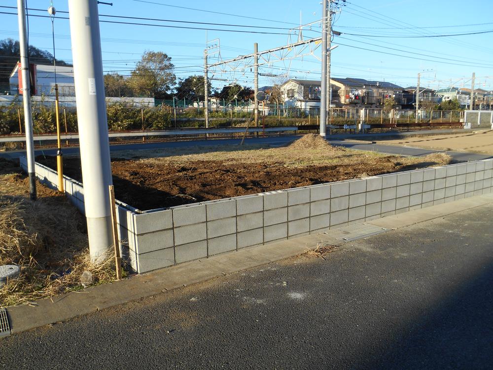 Local photos, including front road. Building 2