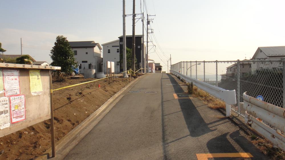 Local photos, including front road. Frontal road