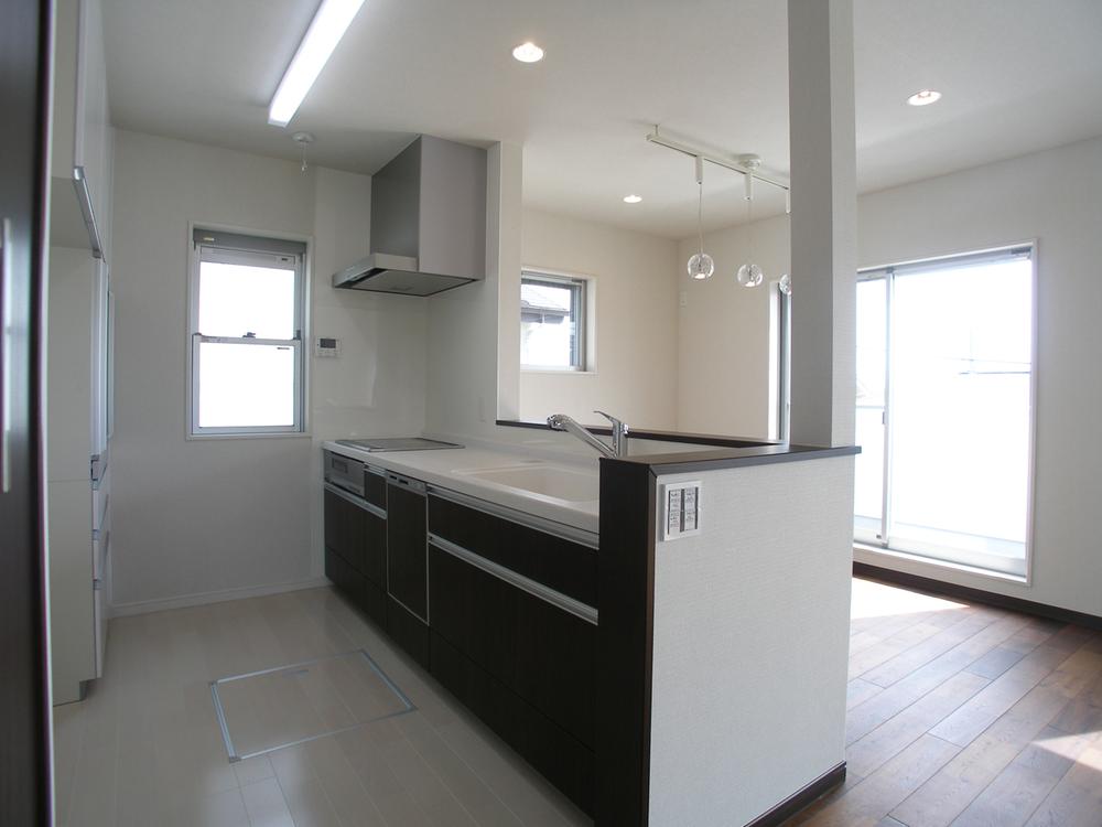 Other building plan example. Bright kitchen