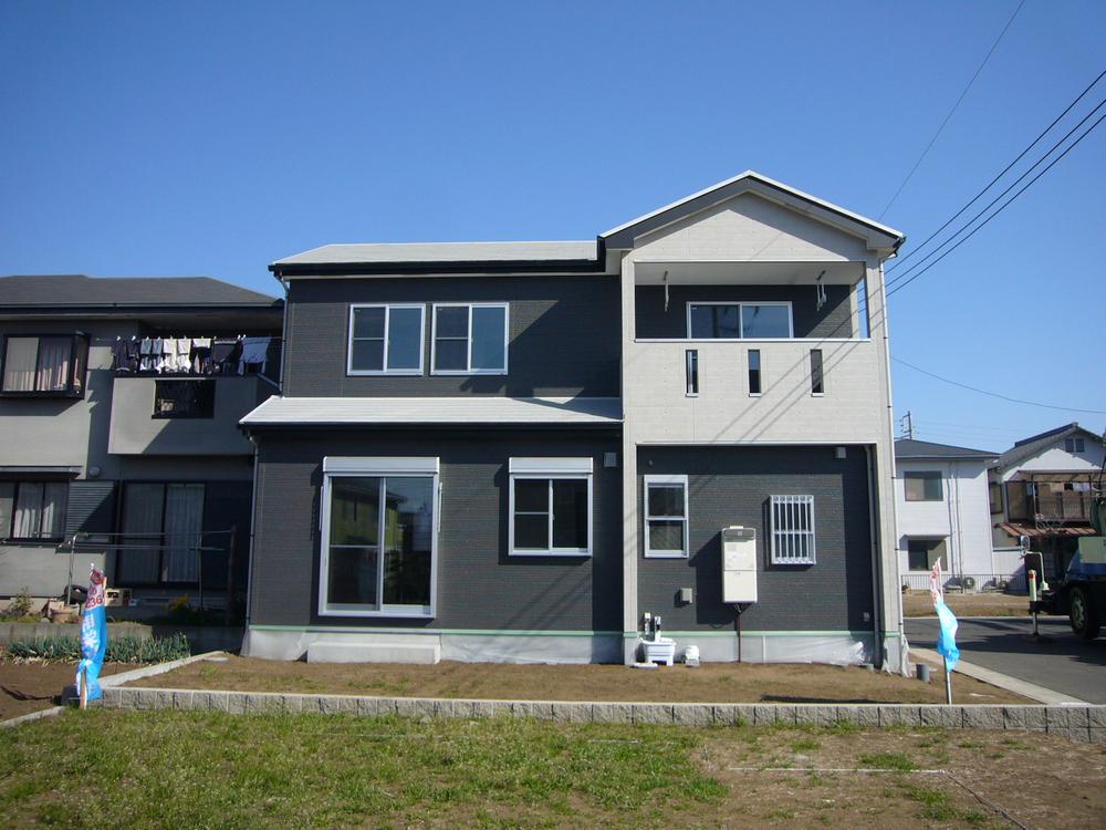 Building plan example (exterior photos). The appearance of the free design house unique 2