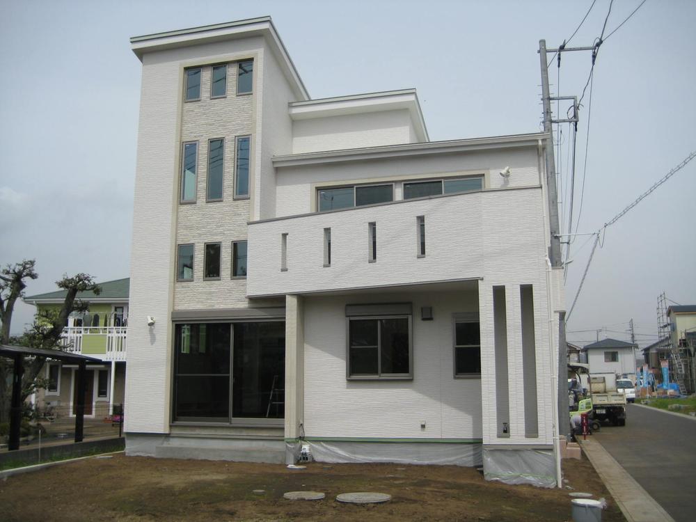 Building plan example (exterior photos). The appearance of the free design house unique 4