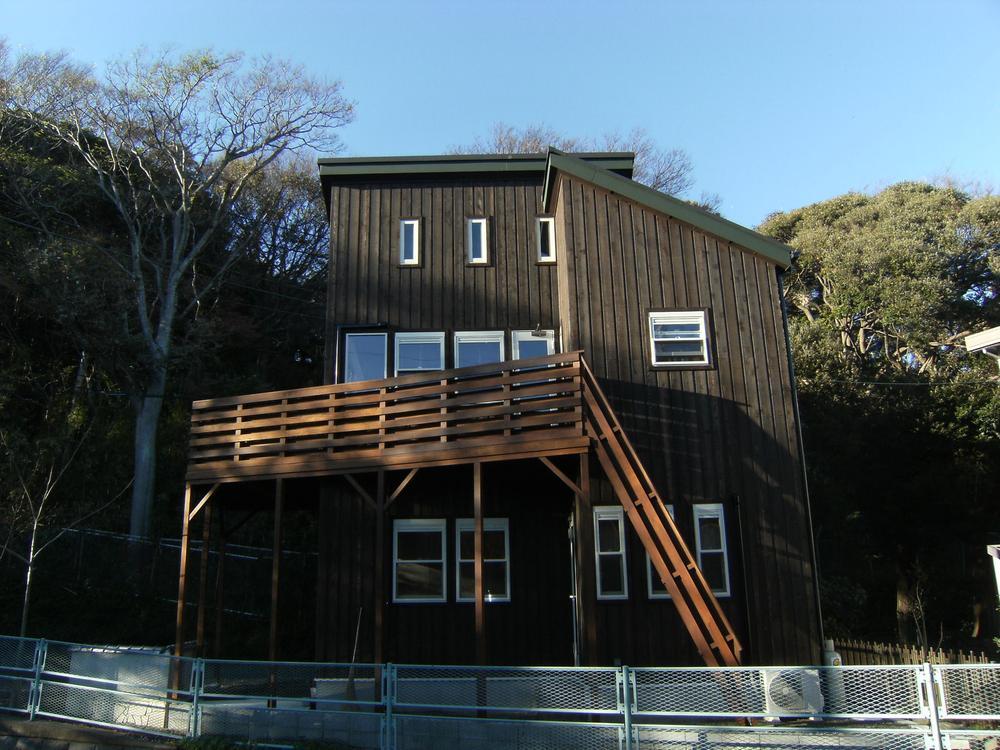 Building plan example (exterior photos). It is a mansion that was designed to incorporate the landscape.