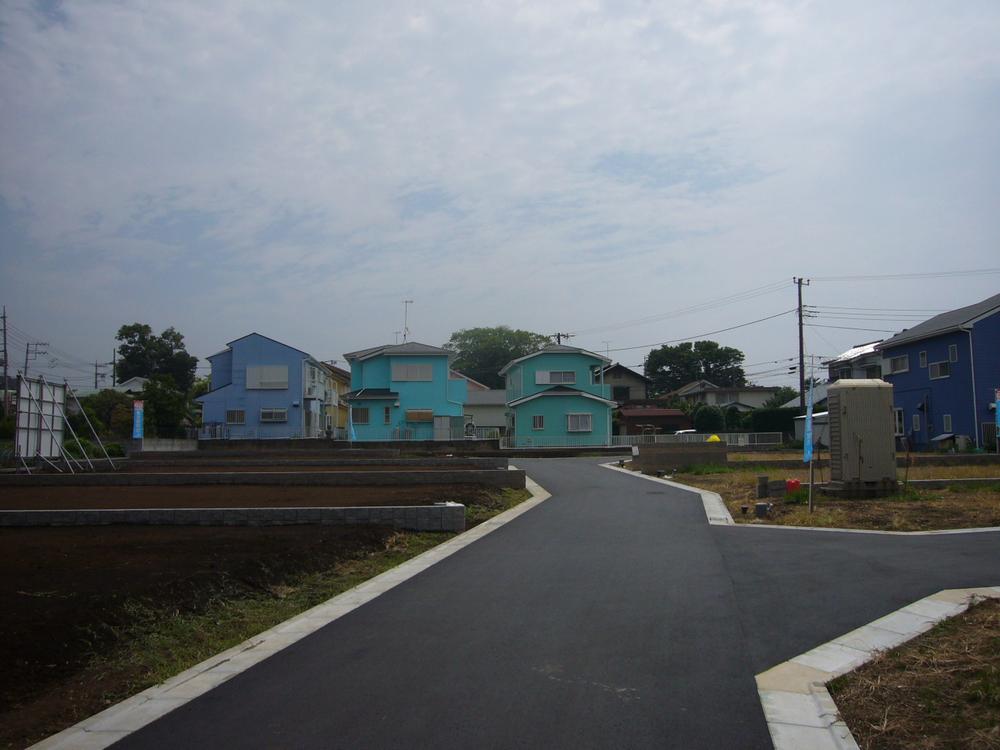 Local photos, including front road. Is a subdivision of the building easy to shaping land