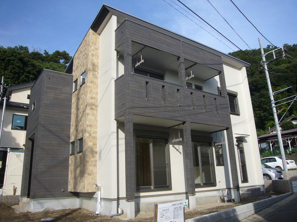 Building plan example (exterior photos). Natural Modern House