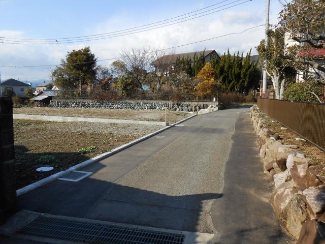 Local photos, including front road. The entire surface of the road
