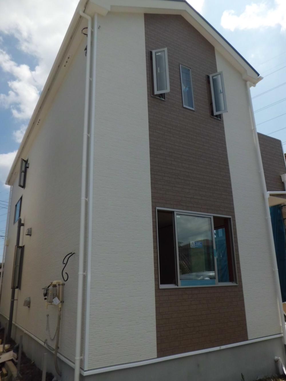 Local appearance photo. Building 2