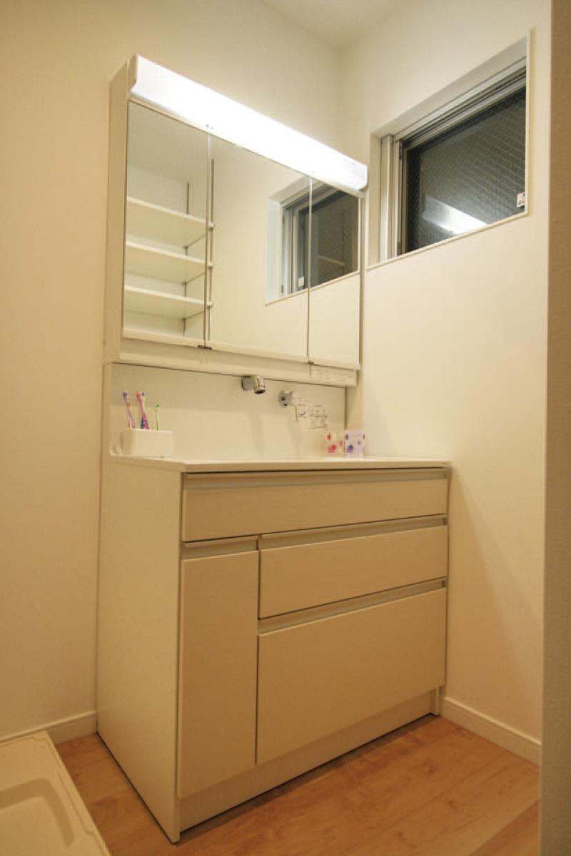 Wash basin, toilet. Washroom (July 2013) Shooting