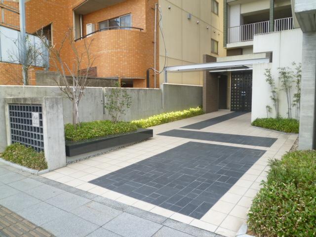 Entrance. Common areas
