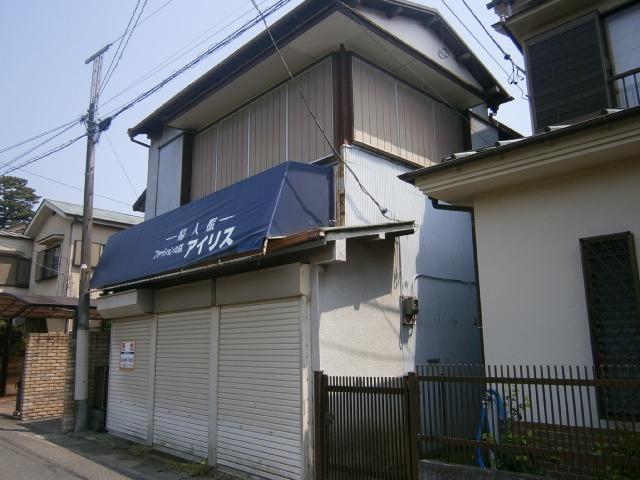 Local land photo. Local (May 2013) shooting building passes at the vacant lot to break.
